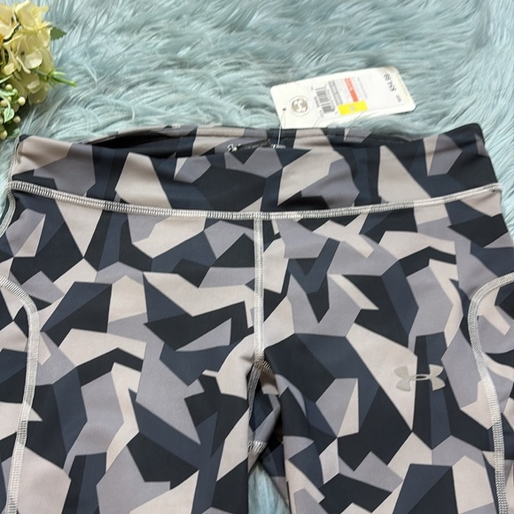 NWT Under Armour Heatgear UA Running Fitted Tough Run Printed Capri Sz M - Picture 2 of 9